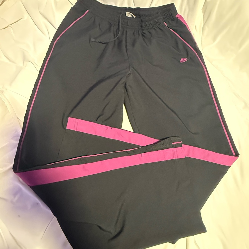 Nike Kids Black track pants with Pink Stripe Accents size medium (8-10). A28